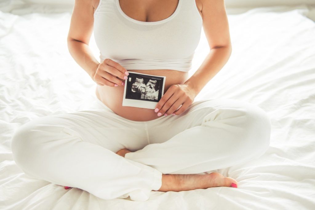 Características del parto natural y la cesárea.