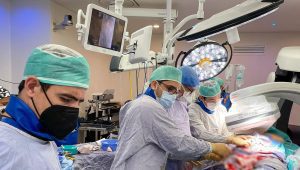 Médicos colocando endoprótesis